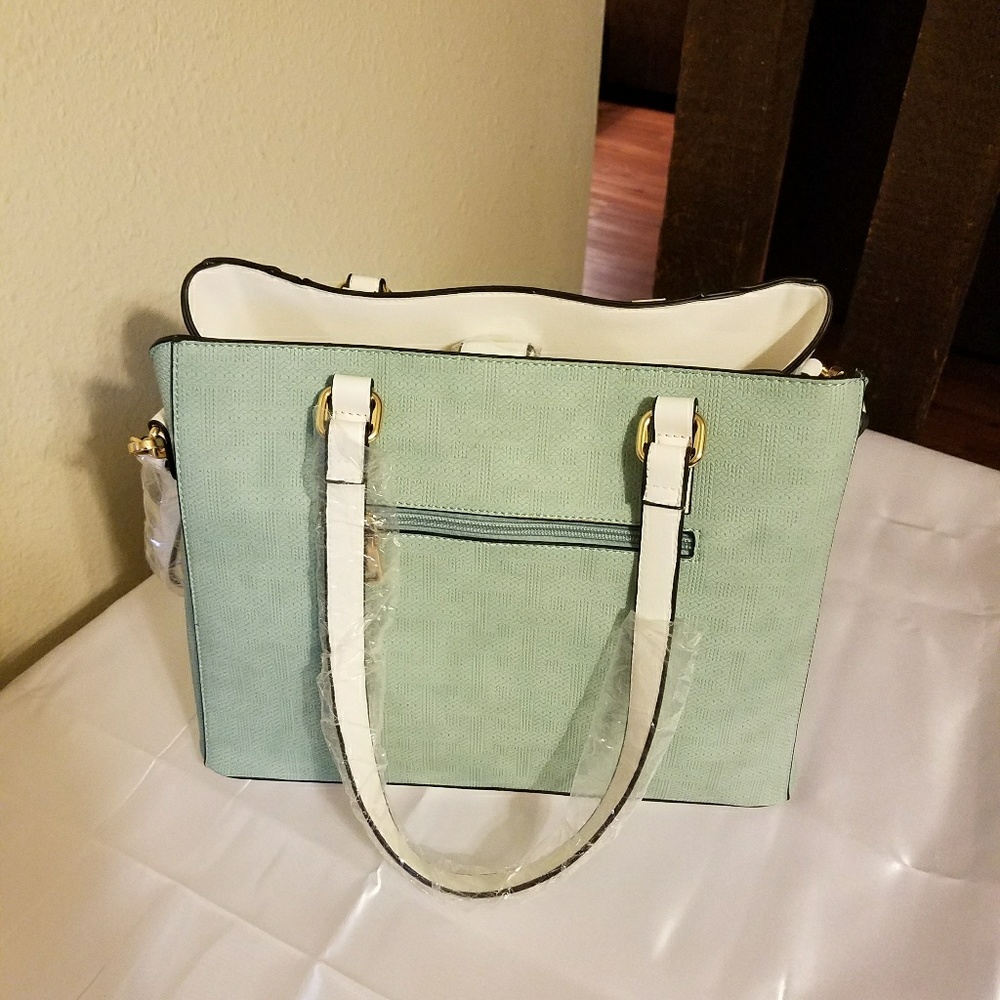 Beautiful Pastel Green Handbag - Picture 3 of 5